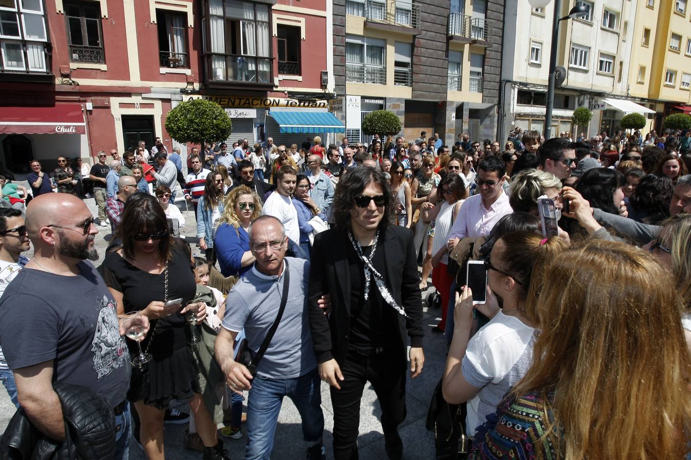 El cantante reinosano Raúl Gutiérrez 'Rulo' ha 'conquistado' una estrella del Paseo de la Fama de Tetuán, que desde este domingo 'brilla' en el suelo de este barrio santanderino, tras ser descubierta por el propio artista, en un acto en el que ha estado rodeado, además de por las autoridades, de amigos y familiares -entre ellos su abuelo de 92 años-, y a quienes ha dedicado el reconocimiento.