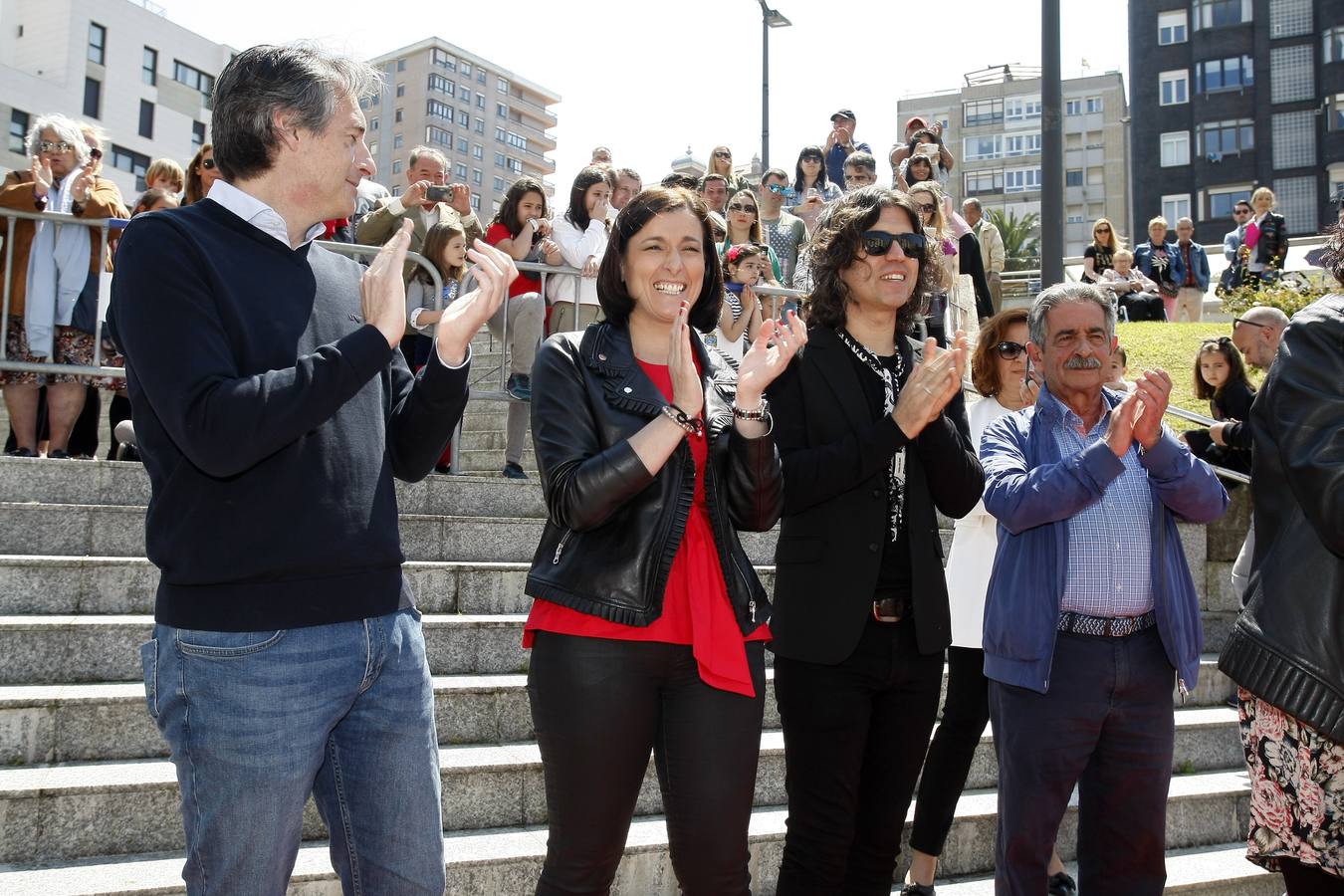 El cantante reinosano Raúl Gutiérrez 'Rulo' ha 'conquistado' una estrella del Paseo de la Fama de Tetuán, que desde este domingo 'brilla' en el suelo de este barrio santanderino, tras ser descubierta por el propio artista, en un acto en el que ha estado rodeado, además de por las autoridades, de amigos y familiares -entre ellos su abuelo de 92 años-, y a quienes ha dedicado el reconocimiento.