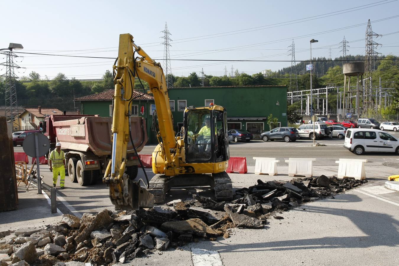 Operarios de la empresa contratada han iniciado hoy las obras de canalización de aguas subterráneas de el barrio de La Turbera, en Torrelavega