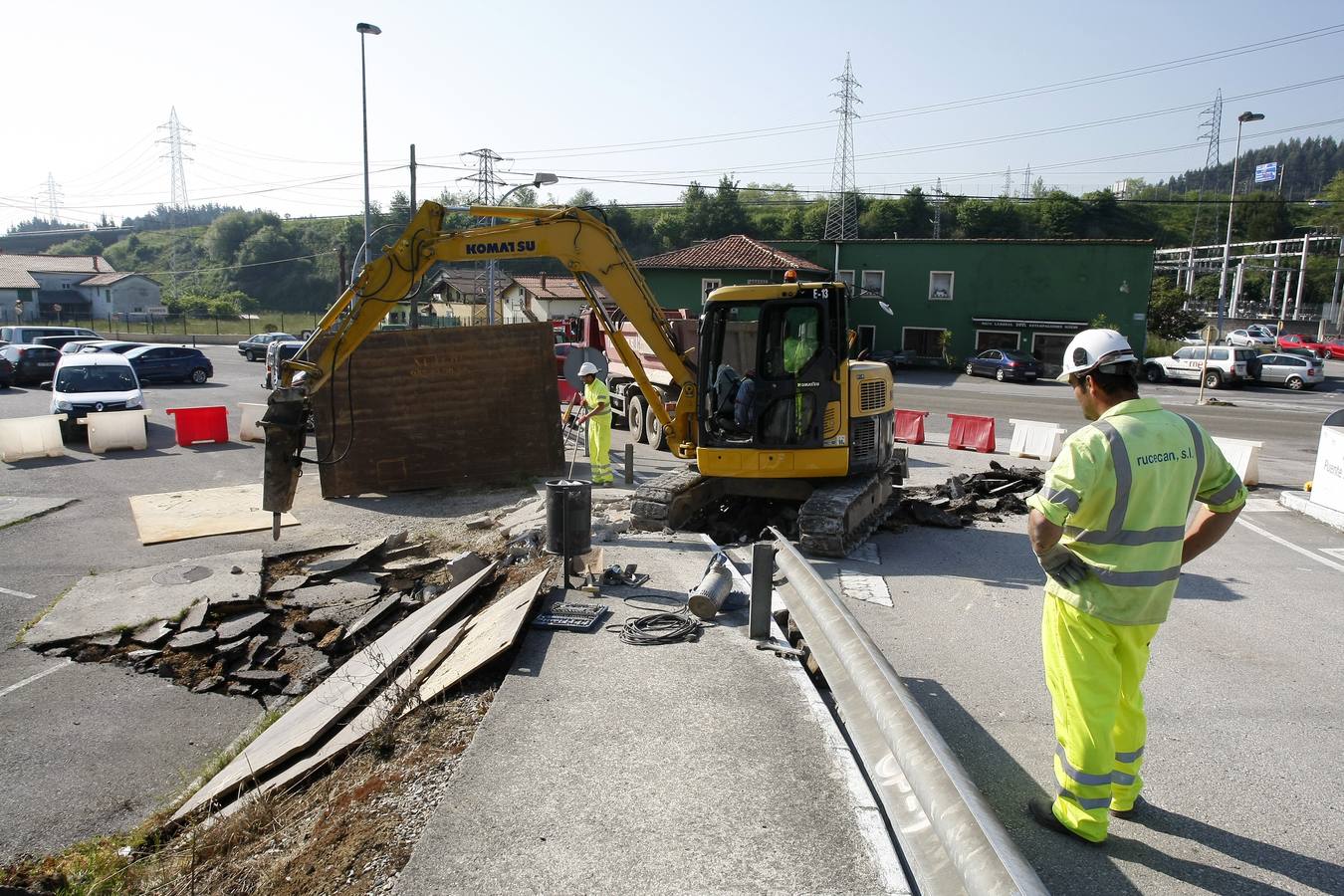 Operarios de la empresa contratada han iniciado hoy las obras de canalización de aguas subterráneas de el barrio de La Turbera, en Torrelavega