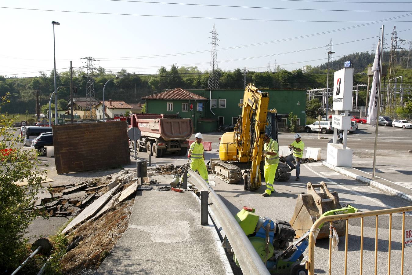 Operarios de la empresa contratada han iniciado hoy las obras de canalización de aguas subterráneas de el barrio de La Turbera, en Torrelavega