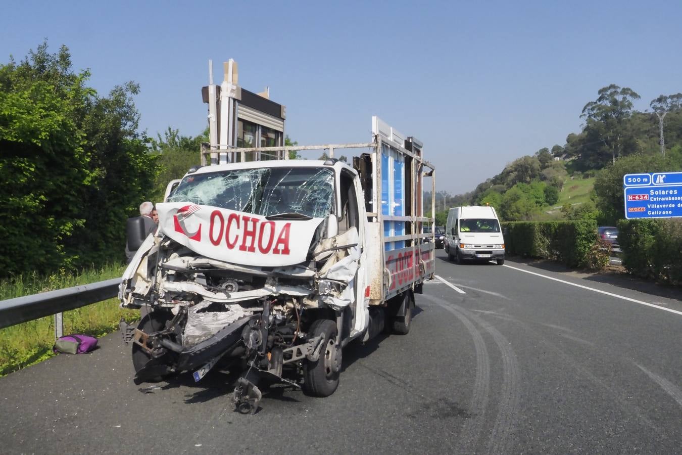 Fotos: Imágenes del accidente en Entrambasaguas que ha obligado a cortar la autovía, en dirección a Vizcaya