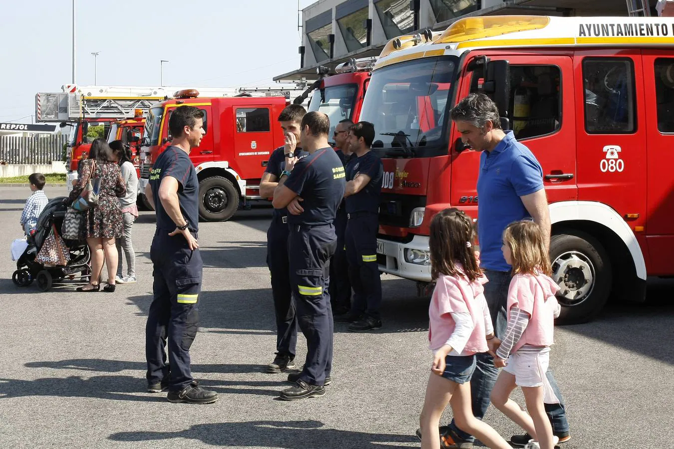 Cientos de vecinos que han podido conocer las instalaciones, los medios y la forma en que trabajan los bomberos en la jornada de puertas abiertas celebrada este domingo