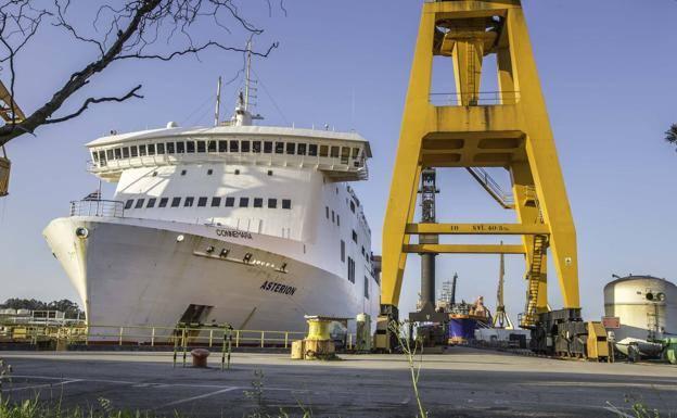 La imagen es del pasado jueves a última hora de la tarde. El barco, en el dique seco de Astander, con la curiosidad de que aún estaba su nombre anterior (Asterion) junto al nuevo (Connemara).