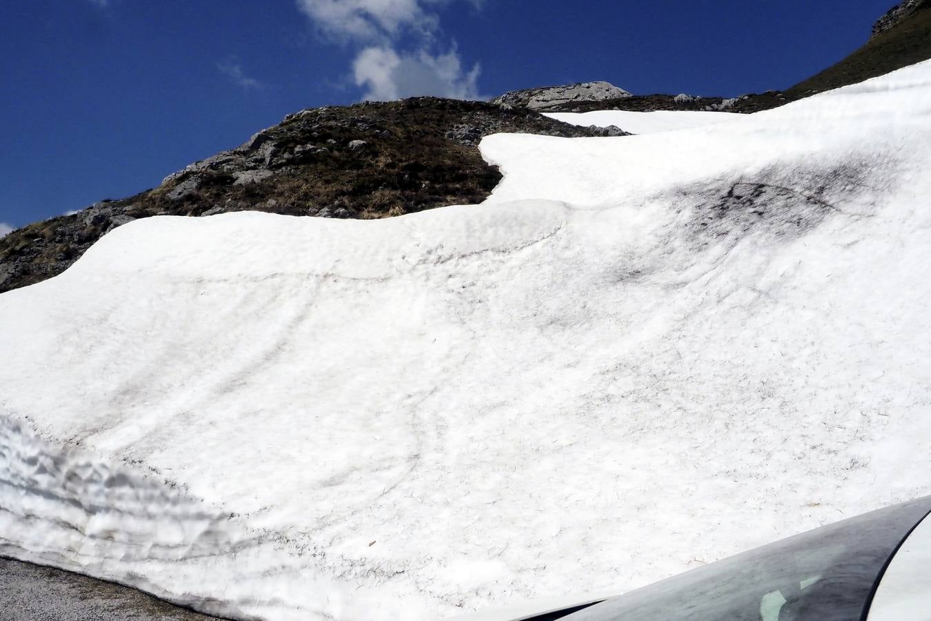 Pese a la reducción de las precipitaciones y al aumento de las temperaturas en Cantabria, todavía queda nieve en algunas zonas como el puerto de Lunada.