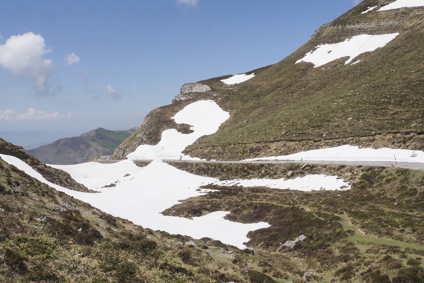 Pese a la reducción de las precipitaciones y al aumento de las temperaturas en Cantabria, todavía queda nieve en algunas zonas como el puerto de Lunada.