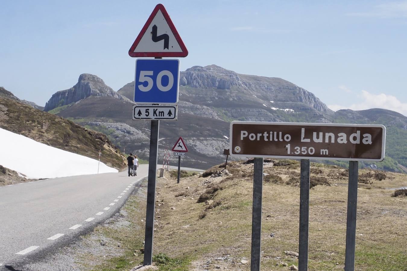 Pese a la reducción de las precipitaciones y al aumento de las temperaturas en Cantabria, todavía queda nieve en algunas zonas como el puerto de Lunada.