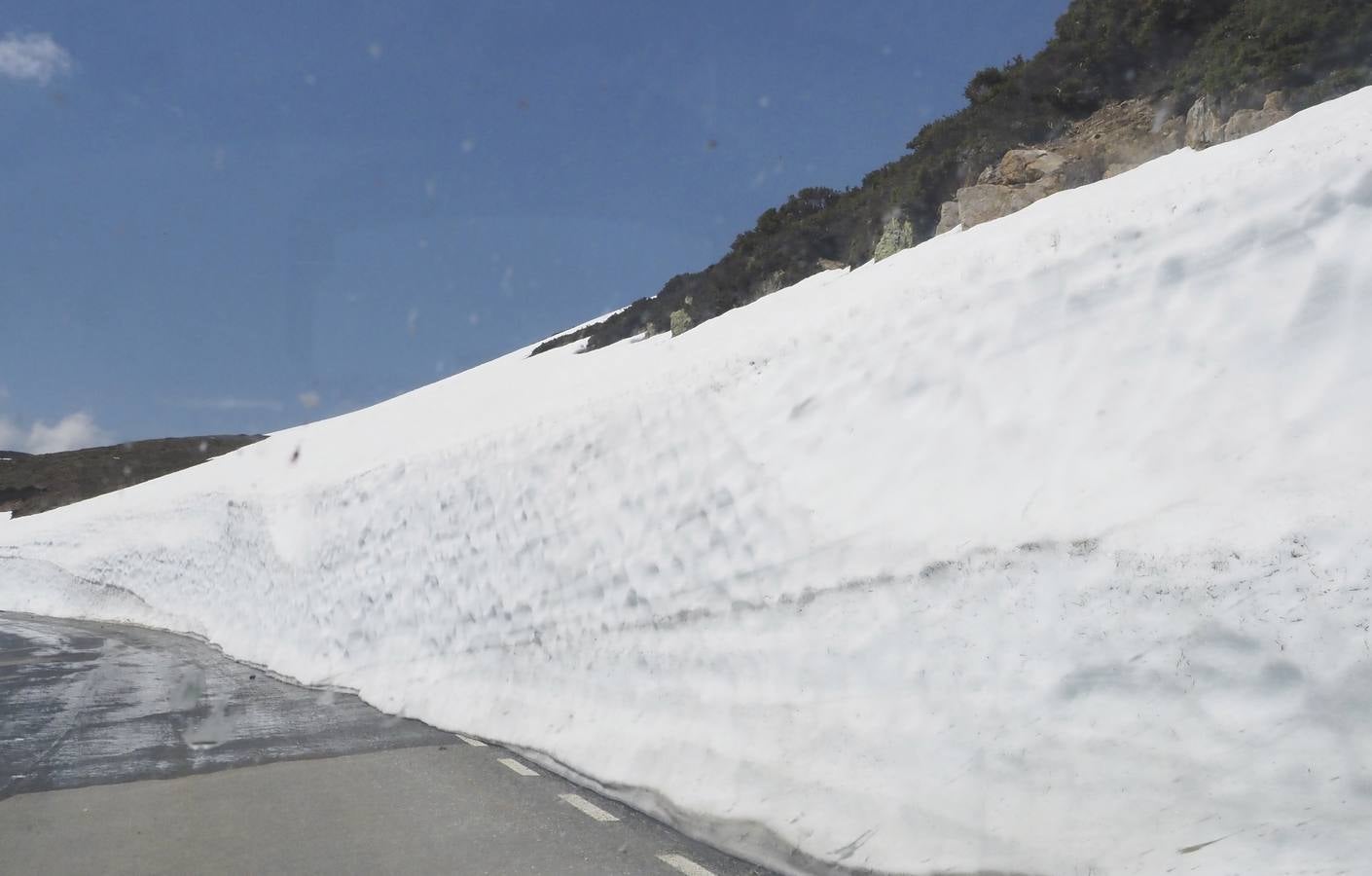 Pese a la reducción de las precipitaciones y al aumento de las temperaturas en Cantabria, todavía queda nieve en algunas zonas como el puerto de Lunada.