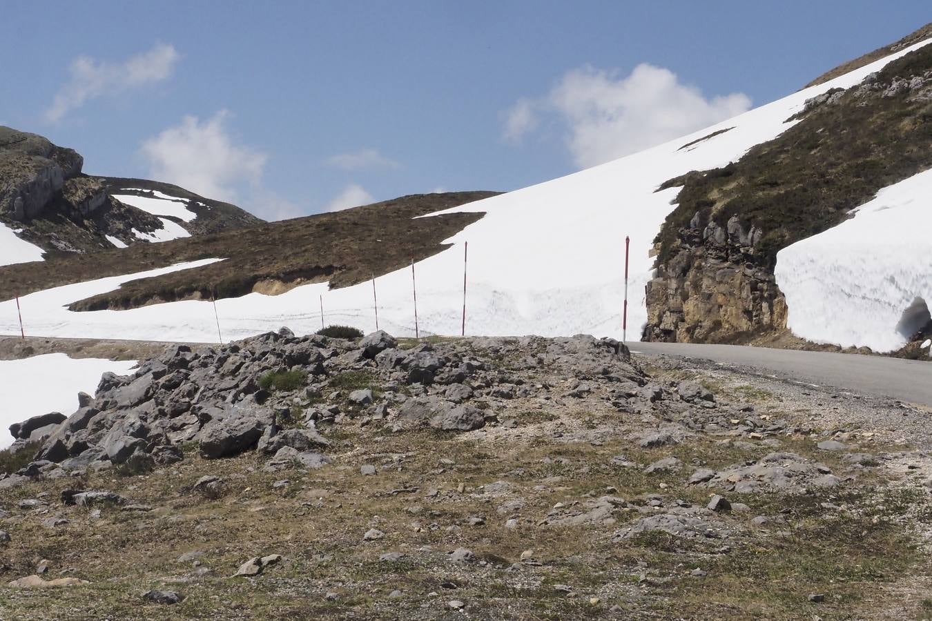 Pese a la reducción de las precipitaciones y al aumento de las temperaturas en Cantabria, todavía queda nieve en algunas zonas como el puerto de Lunada.