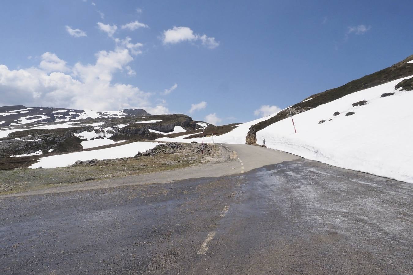 Pese a la reducción de las precipitaciones y al aumento de las temperaturas en Cantabria, todavía queda nieve en algunas zonas como el puerto de Lunada.