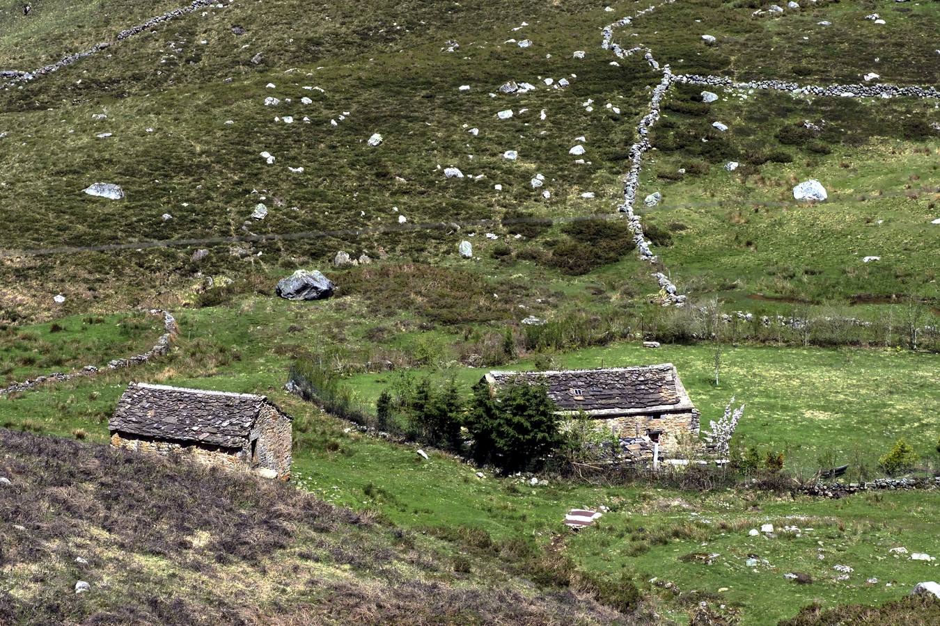 Pese a la reducción de las precipitaciones y al aumento de las temperaturas en Cantabria, todavía queda nieve en algunas zonas como el puerto de Lunada.