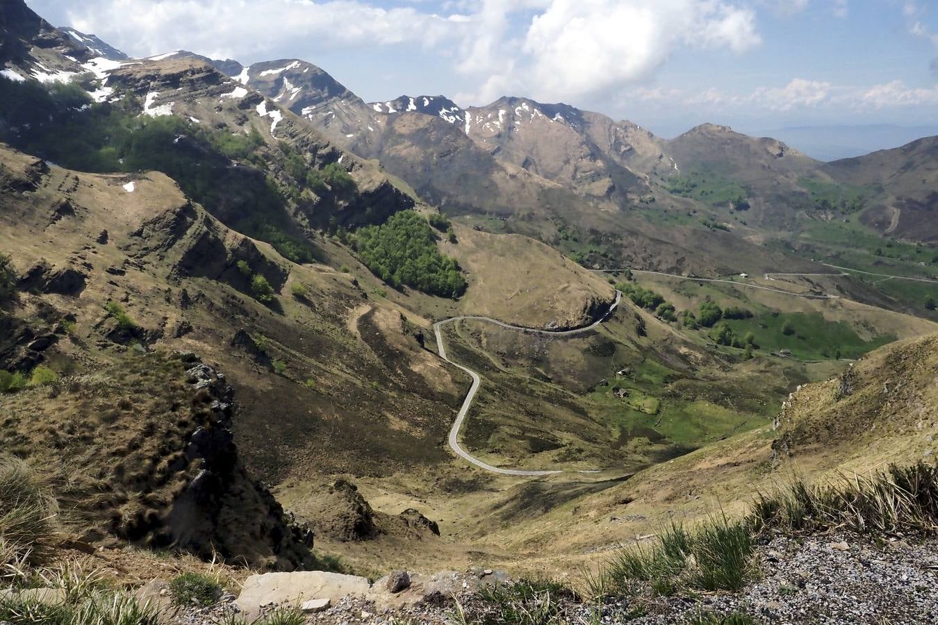 Pese a la reducción de las precipitaciones y al aumento de las temperaturas en Cantabria, todavía queda nieve en algunas zonas como el puerto de Lunada.