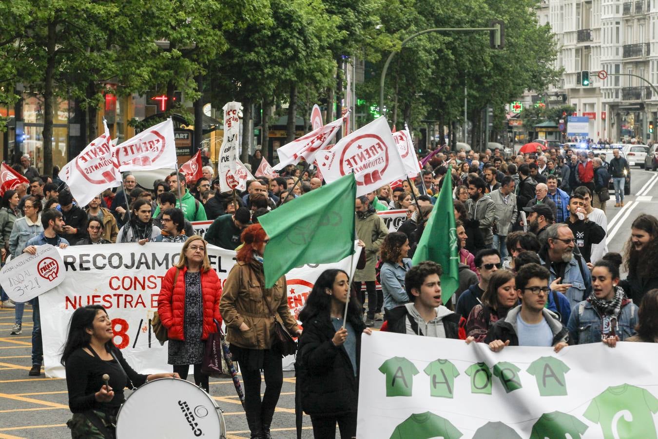 Fotos: 400 personas se manifiestan en Santander contra la Lomce y los recortes