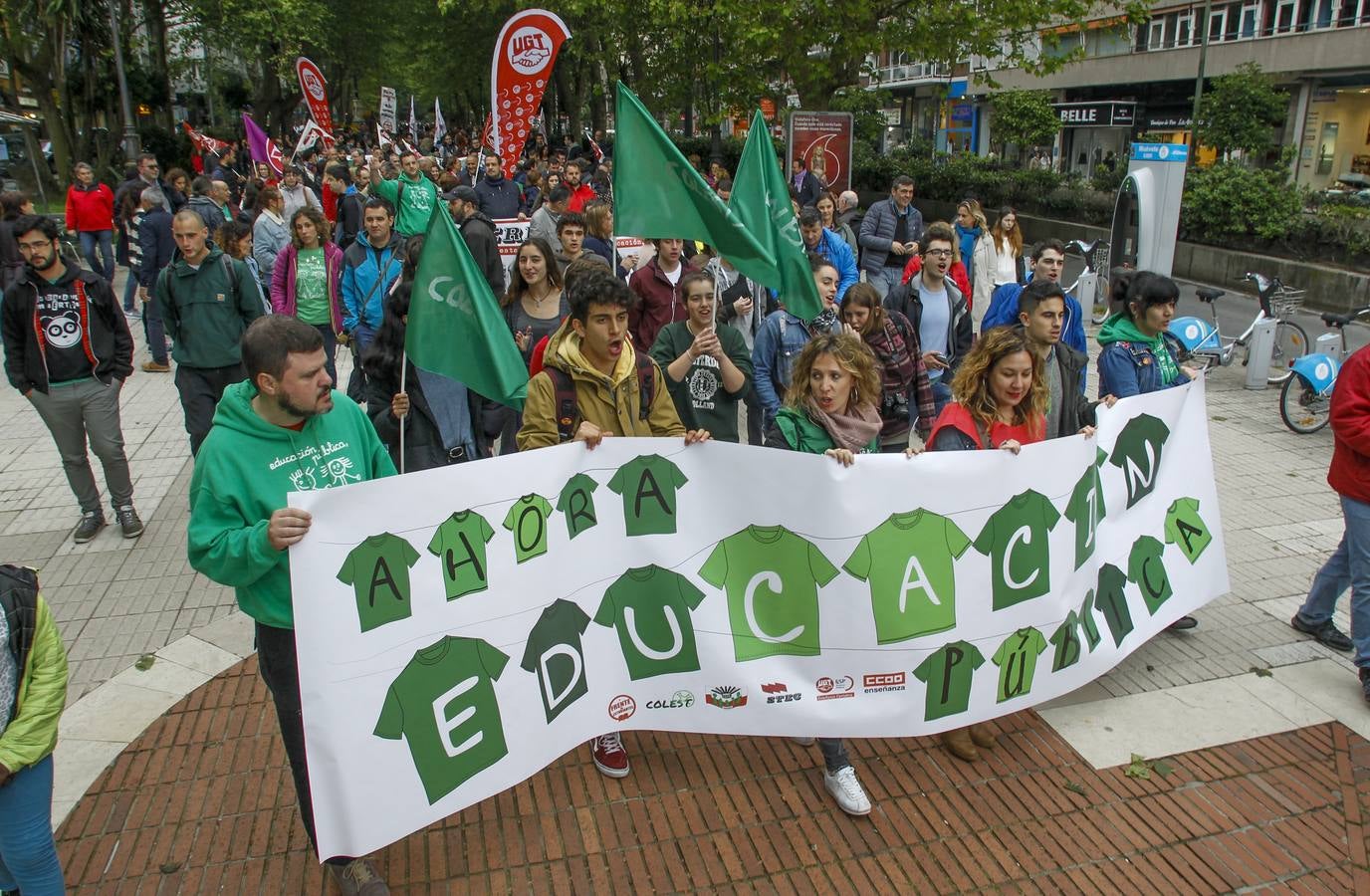 Fotos: 400 personas se manifiestan en Santander contra la Lomce y los recortes