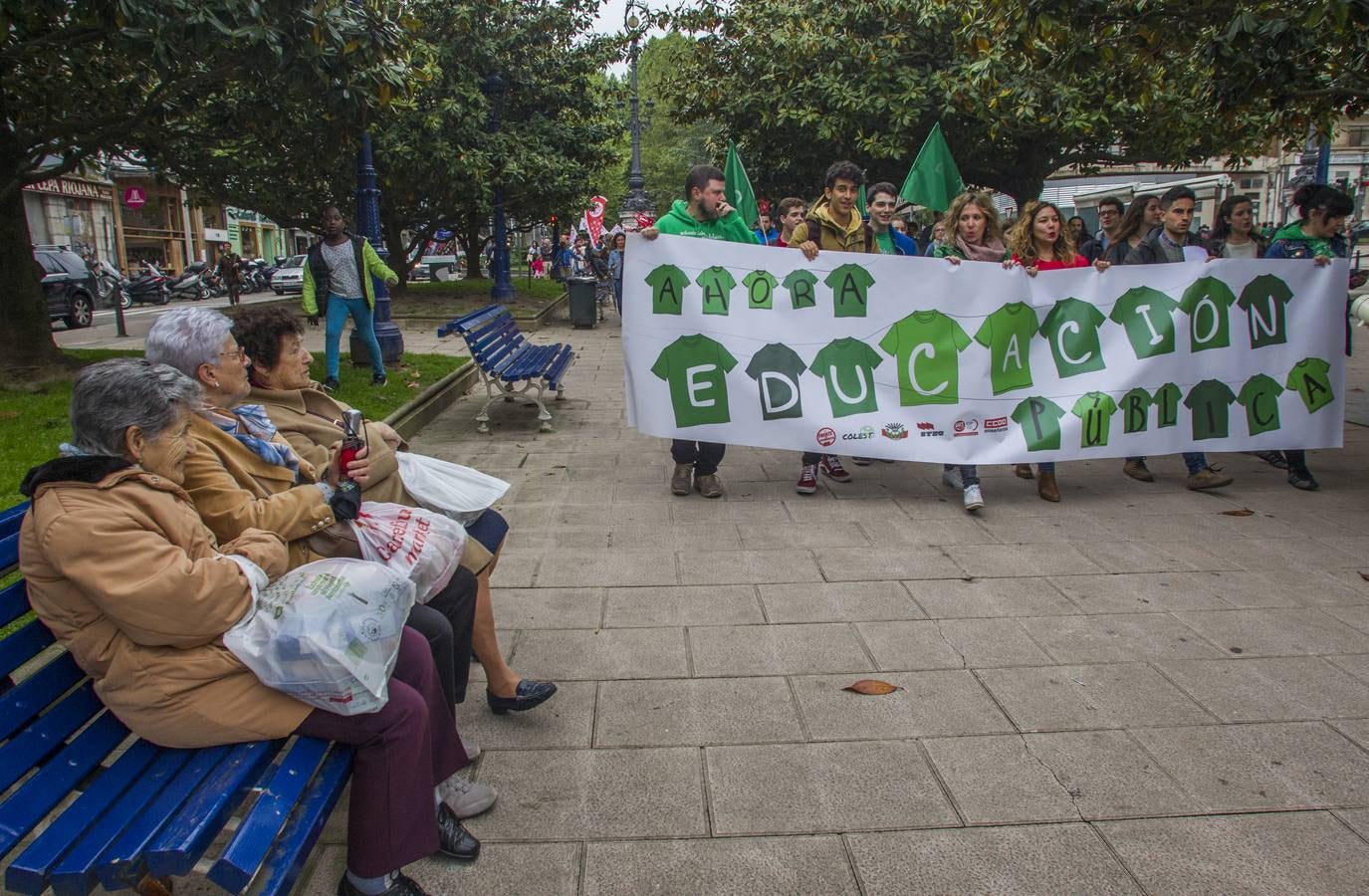 Fotos: 400 personas se manifiestan en Santander contra la Lomce y los recortes