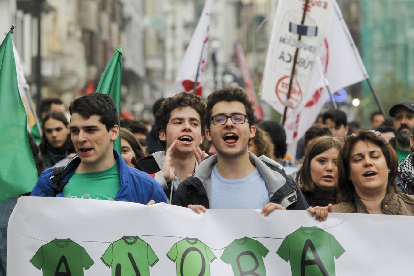 Fotos: 400 personas se manifiestan en Santander contra la Lomce y los recortes