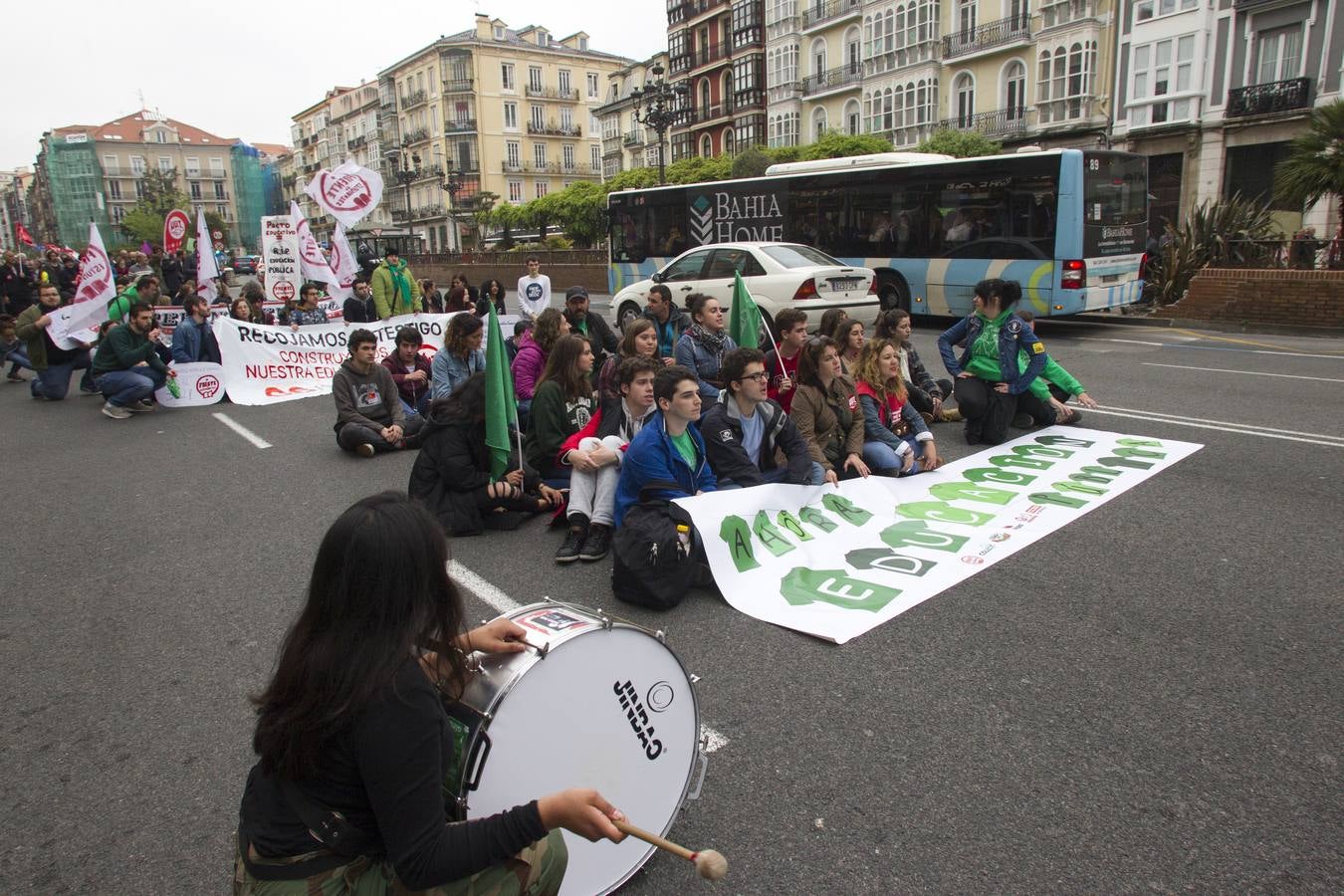 Fotos: 400 personas se manifiestan en Santander contra la Lomce y los recortes