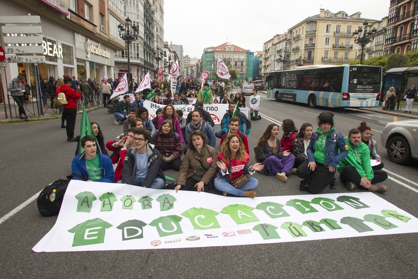 Fotos: 400 personas se manifiestan en Santander contra la Lomce y los recortes