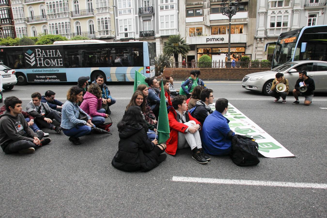 Fotos: 400 personas se manifiestan en Santander contra la Lomce y los recortes