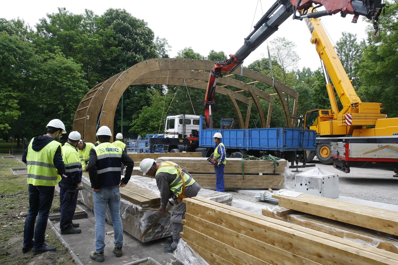 Fotos: La gran estructura de la cubierta ya se levanta sobre el Manuel Barquín