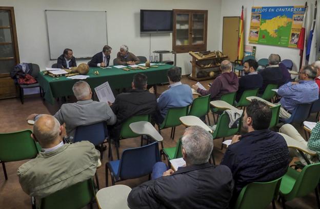 Serafín Bustamante presenta el análisis de las cuentas de la FEB ante los representantes bolísticos.