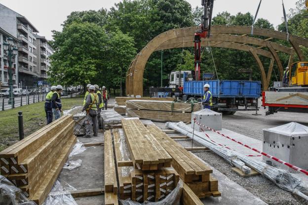 La primera fase de las tres que tiene el montaje de la estructura, de 10 metros de altura, ya ha concluido. 