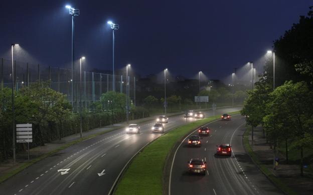 Aspecto que ofrecía anoche la avenida de la Constitución o S-20 en la que ya luce la nueva iluminación . 