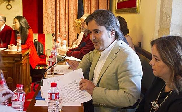 Diego Movellán, en un pleno del Ayuntamiento de Camargo.