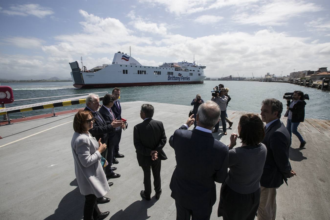 Imagen. Las autorizades regionales y locales han recibido el primer ferry