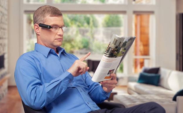 Un hombre con el dispositivo de OrCam ajustado a las gafas.