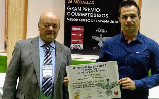Los responsables de La Pasiega de Peña Pelada, César Ruiz Cobo y César Ruiz Solana (padre e hijo), con el diploma acreditativo del tercer premio en la categoría de quesos ahumados.