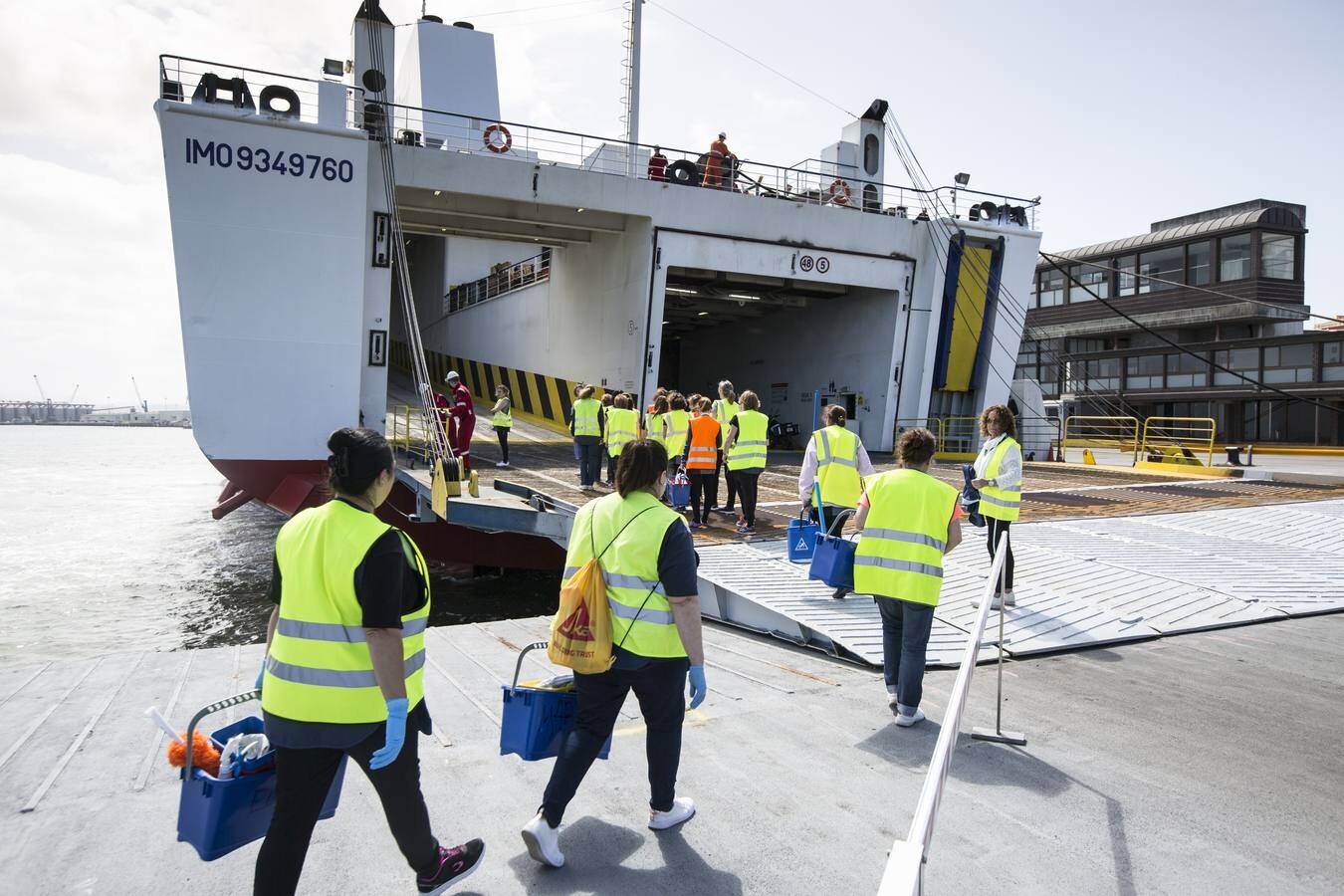 El barco 'Connemara' ha iniciado hoy su ruta de la localidad irlandesa de Cork a Santander, la primera conexión marítima entre Irlanda y España, con el objetivo de trasladar a 40.000 personas y 20.000 camiones al año cuando la línea esté consolidada.