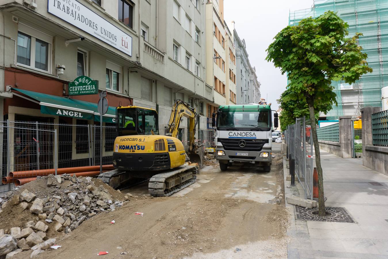 Continúan las obras en la calle Peña Herbosa frente a la sede del gobierno.