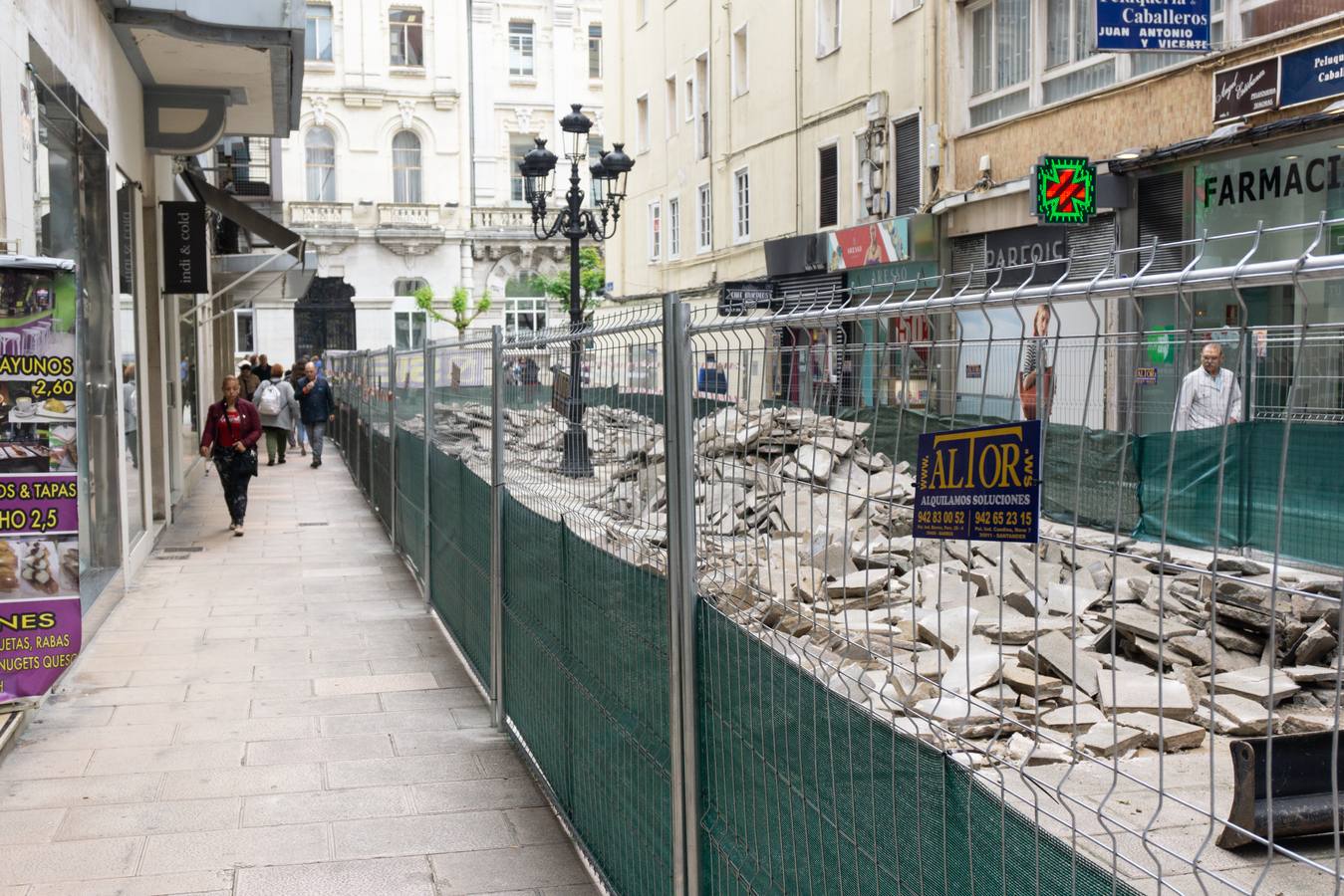 Las verjas separan la zona por la que se puede transitar de la obra en la calle Miguel Artigas.