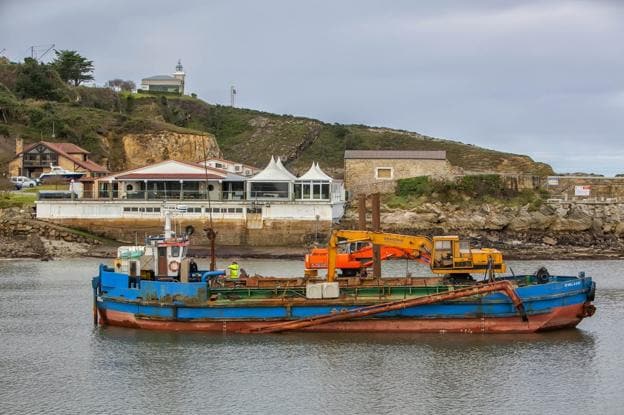Las obras del dragado en roca de la entrada al puerto de San Vicente se está ejecutando con importantes medios mecánicos . 