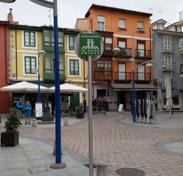 Una de las señales colocadas en la Plaza del Peralvillo promueve el desplazamiento saludable a pie. 