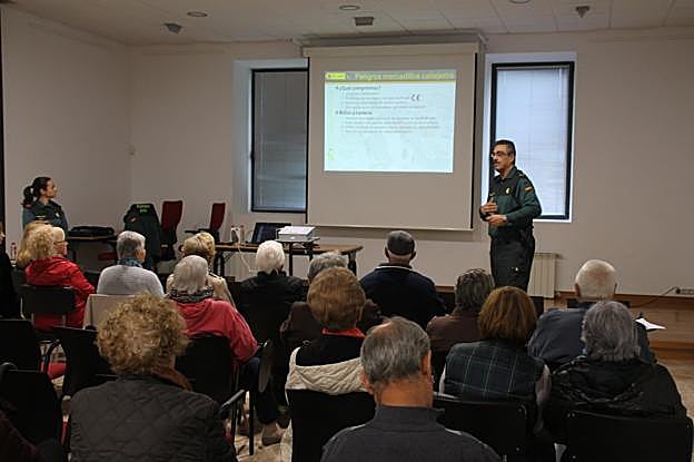 La mayor parte de los 30 asistentes a la charla de la Guardia Civil eran personas de la tercera edad.