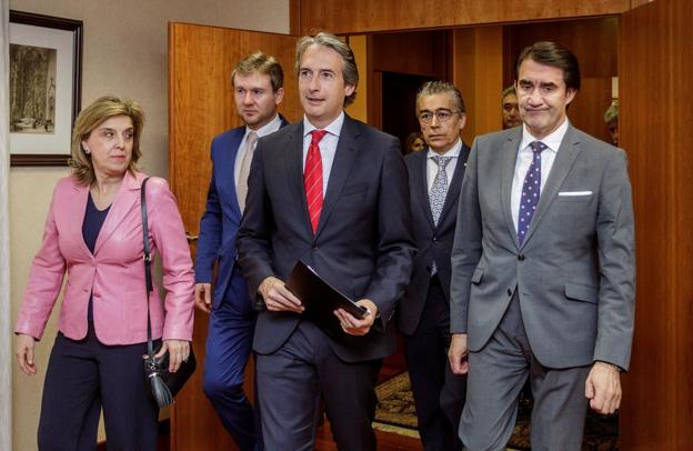 En Burgos. La delegada del Gobierno, María José Salgueiro; el alcalde de Burgos, Javier Lacalle, el ministro de Fomento, Íñigo de la Serna; el subdelegado del Gobierno, Roberto Saiz; y el consejero de Fomento, Juan Carlos Suárez-Quiñones. 