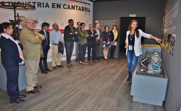 Visita de empresarios y concejales al museo de la Industria de Los Corrales