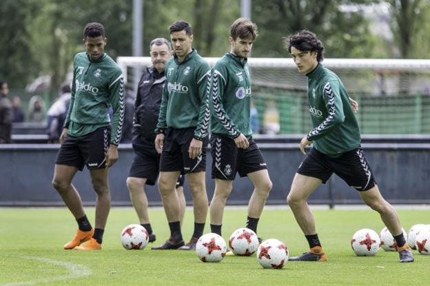 Jerín, Regalón, Quique Rivero y Juan Gutiérrez, con Pouso al fondo, en la sesión de ayer. 