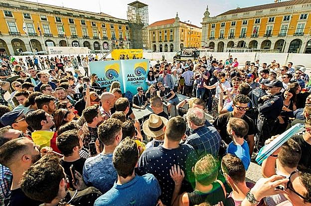 Los 'eurofans' españoles se hacen notar en la capital lusa portando banderas y camisetas de apoyo a nuestros representantes. 