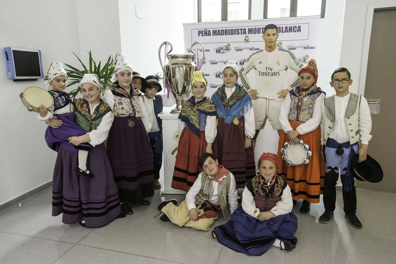 Por el salón de actos de Valdecilla pasaron la coral Nueve Valles de Reocín, el coro infantil del colegio La Anunciación y los Farmarockeros, que hicieron disfrutar a los pequeños –y a sus familias y al personal del hospital– con sus actuaciones. También lo hicieron con los personajes de 'Star wars' interpretados por La Orden de Revan