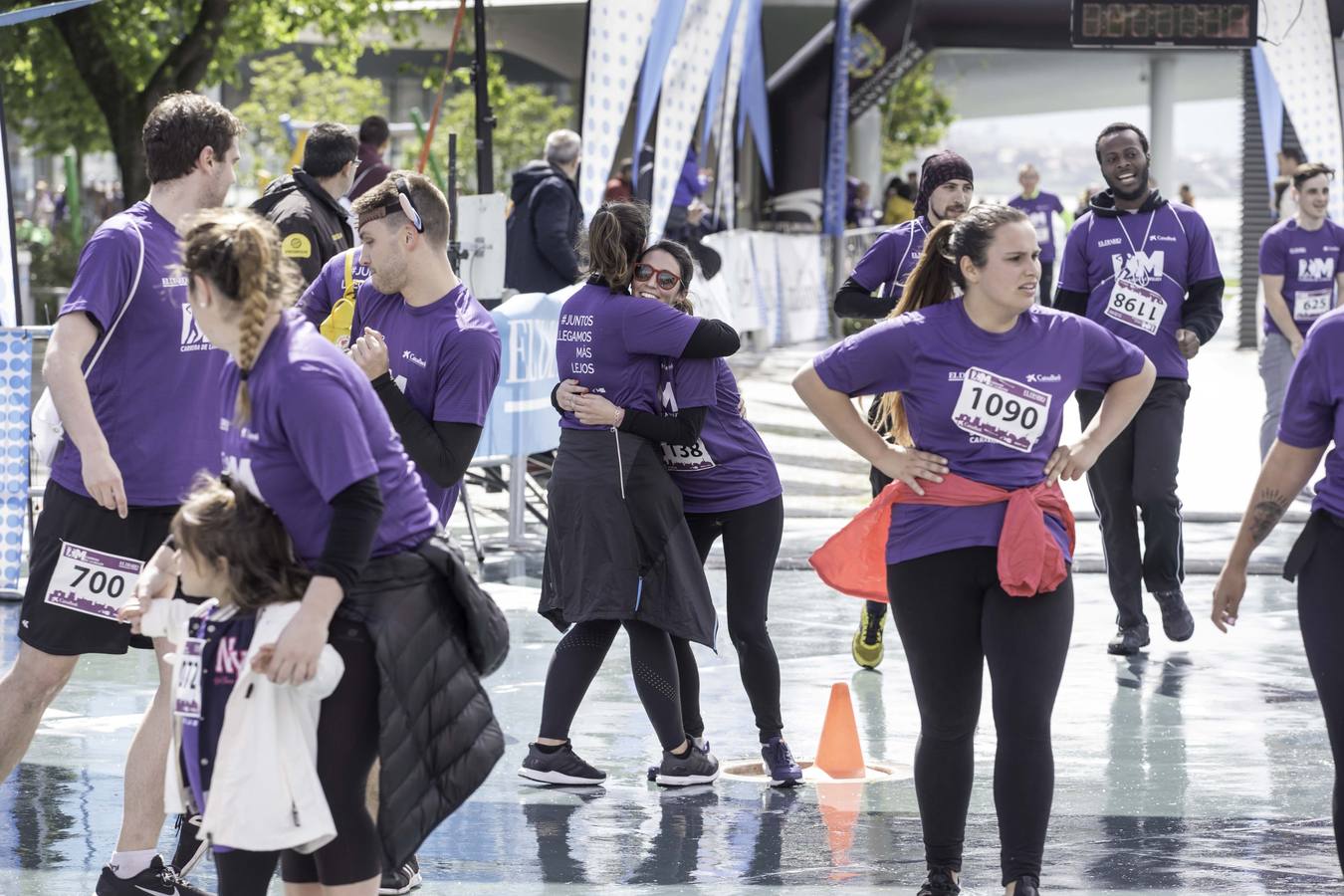 Una marea morada compuesta por más de mil participantes toma las calles de la capital cántabra durante la Carrera de la Mujer de El Diario Montañés.