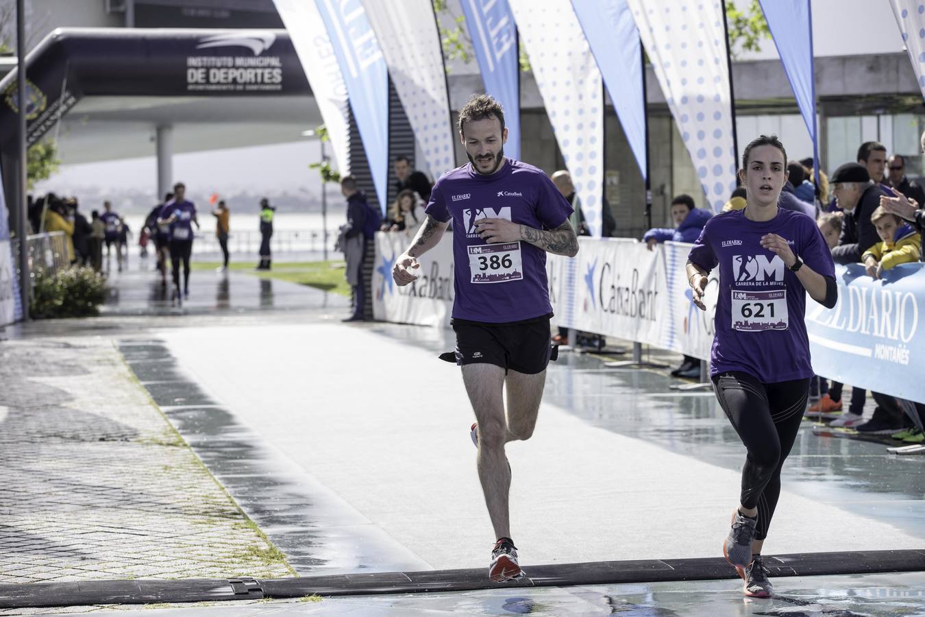 Una marea morada compuesta por más de mil participantes toma las calles de la capital cántabra durante la Carrera de la Mujer de El Diario Montañés.