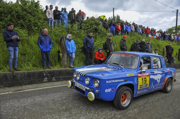 El cántabro Borja Ruiz, uno de los habituales en este tipo de pruebas, con su Renault 8.