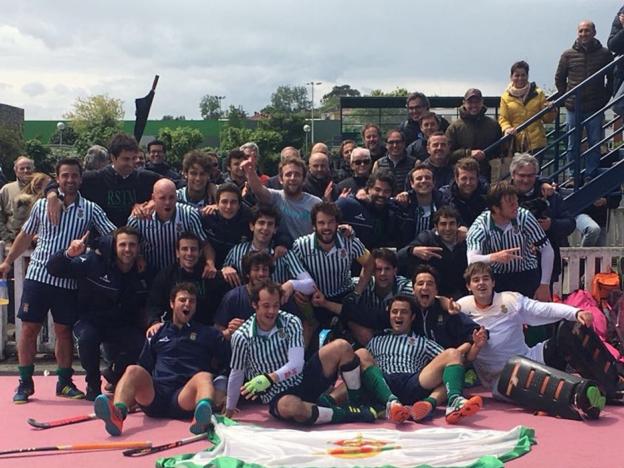 Los jugadores del equipo que entrena Borja Movellán celebran en La Albericia la permanencia en la División de Honor A. 