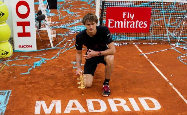 Alexander Zverev, con el trofeo de campeón del Mutua Madrid Open.