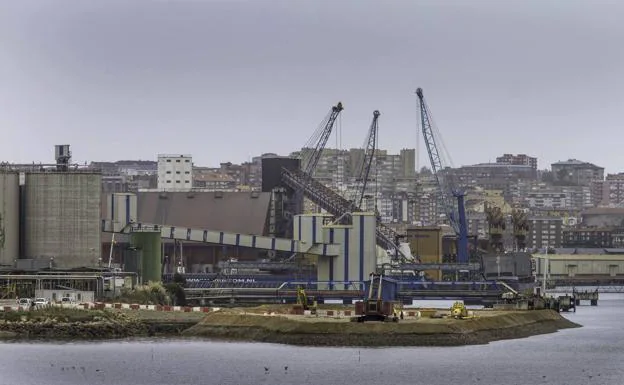 Obras en el muelle de Raos 9, en el puerto de Santander.