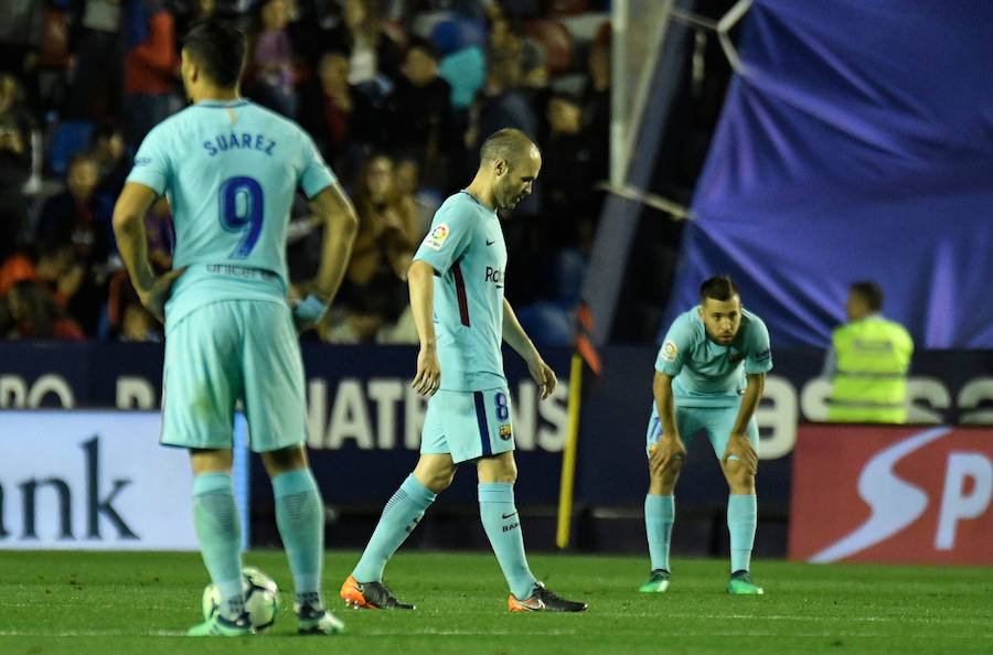 El Barça perdió la imbatibilidad en el Ciutat de Valencia a pesar del hat-trick de Coutinho y el penalti transformado por Suárez. Con esta victoria, el Levante acumula cinco consecutivas en casa 