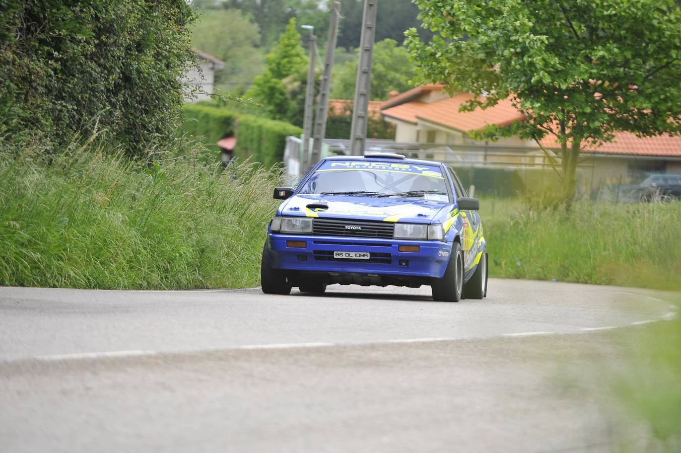 El Rally Trasmiera volvió a ser una auténtica fiesta de los clásicos sobre el asfalto, que ni la lluvia consiguió desluciar.